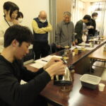 おいしいドリップコーヒーを作る参加者=岡山県津山市で
