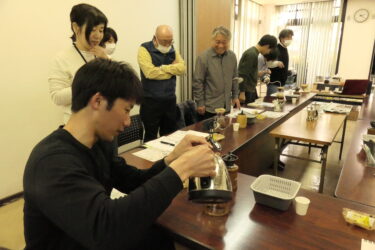 おいしいドリップコーヒーを作る参加者=岡山県津山市で