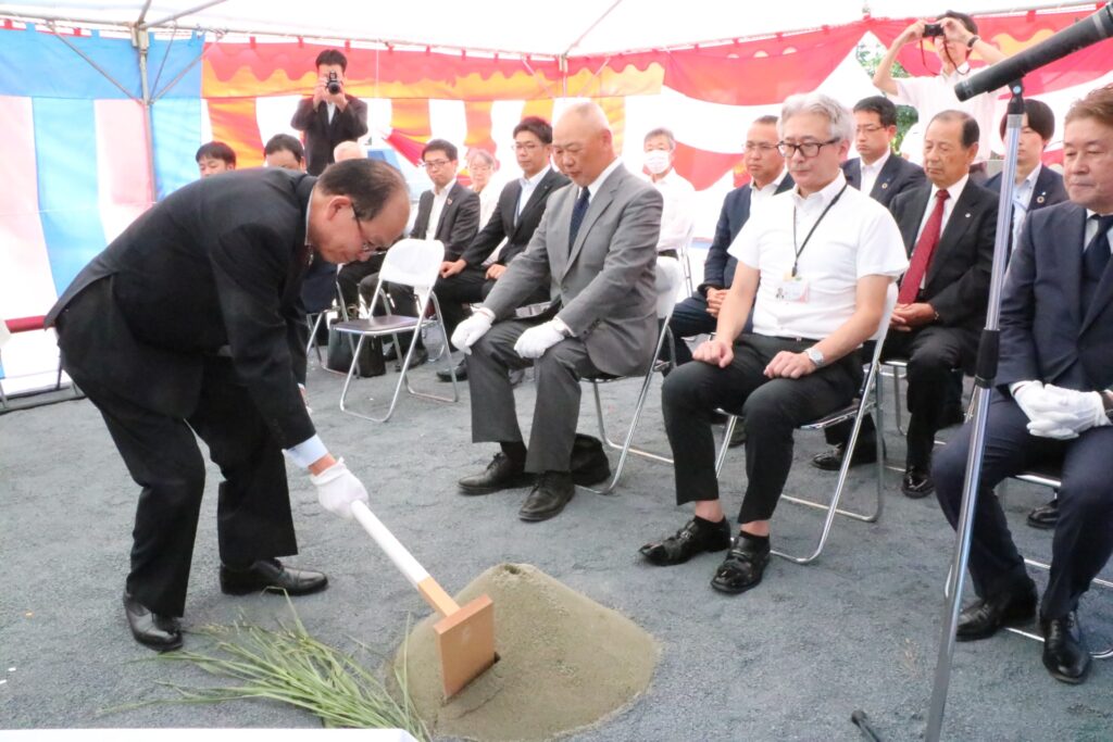 神事でくわ入れをする松岡理事長=岡山県津山市で