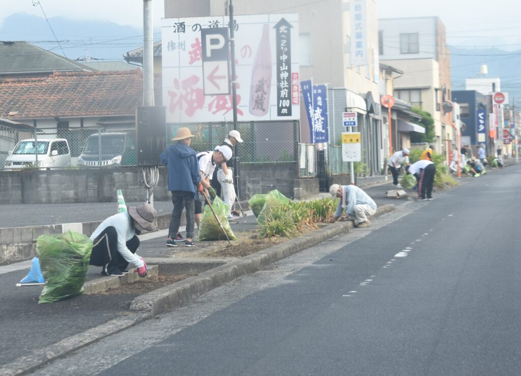 鶴山通りでの道路清掃