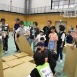避難所の設営訓練に取り組む参加者=岡山県津山市で