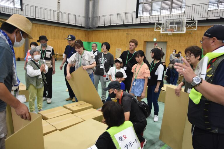 避難所の設営訓練に取り組む参加者=岡山県津山市で