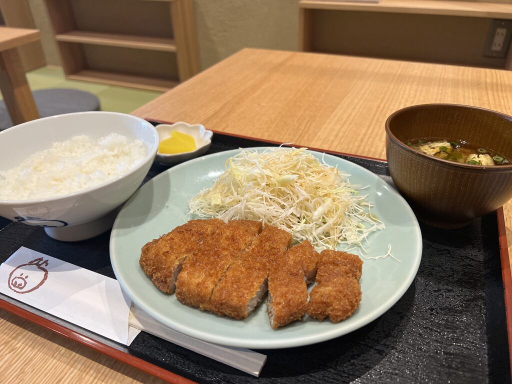 再現されたロース定食160グラム1300円