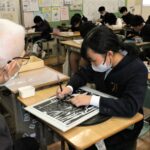 卒業制作の切り絵に交替で取り組む6年生=岡山県津山市の加茂小学校で