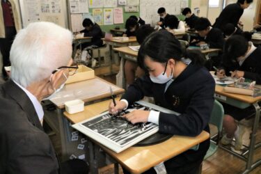 「とても楽しく、いい記念に」　別名「烏城」の岡山城をモチーフに　小学生が切り絵の卒業制作／岡山・津山市