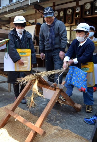誠道小学校 地域住民宅で昔の生活を学習
