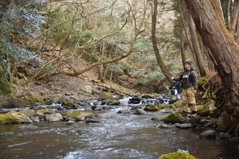 解禁日、アマゴを狙う釣り人=岡山県津山市、津川川で