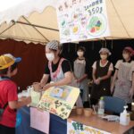 オリジナルドーナツ、コーラを販売する栄養学科の学生