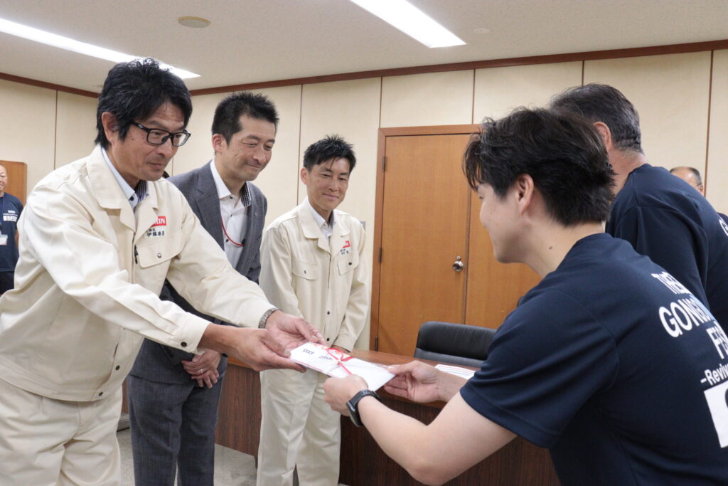 目録を手渡す伊藤工場長ら