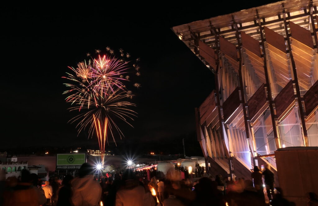 花火が打ち上がり盛り上がる会場