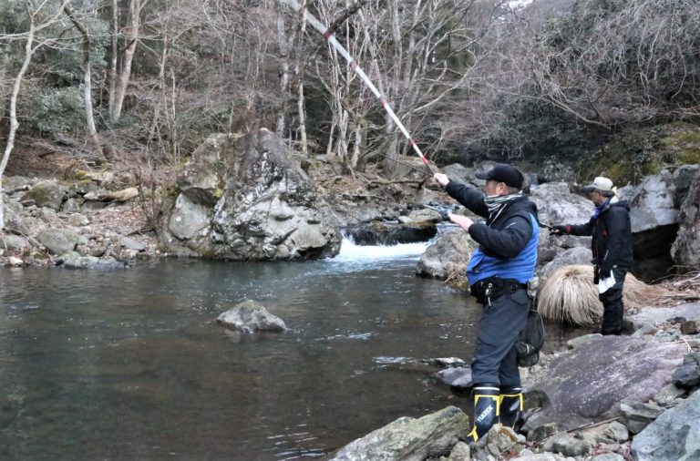 清らかな流れにアマゴを狙う太公望たちでにぎわう 岡山県北の谷川に春