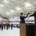 宣誓書を奥村連隊長に手渡す候補生代表＝岡山県奈義町で