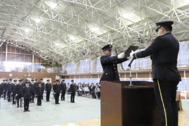 宣誓書を奥村連隊長に手渡す候補生代表＝岡山県奈義町で