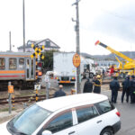 脱輪したトラックの撤去作業=岡山県津山市で