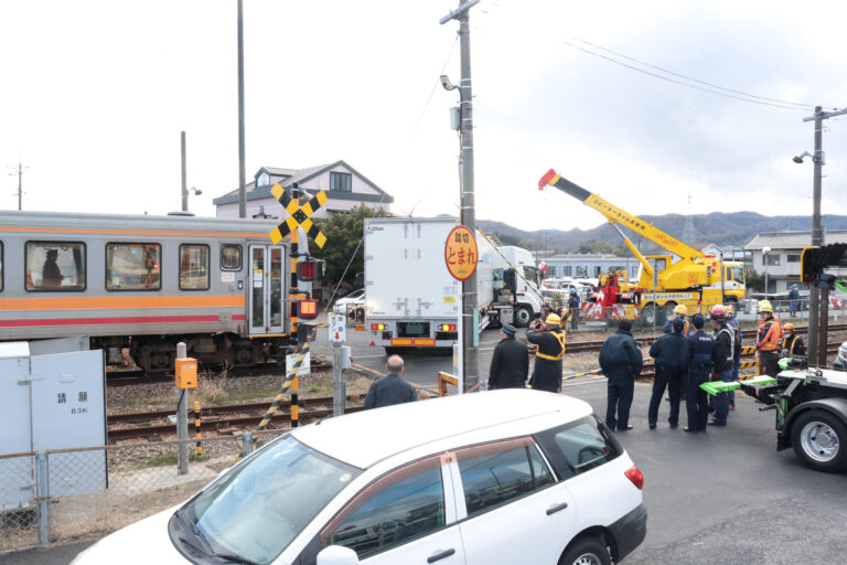 脱輪したトラックの撤去作業=岡山県津山市で