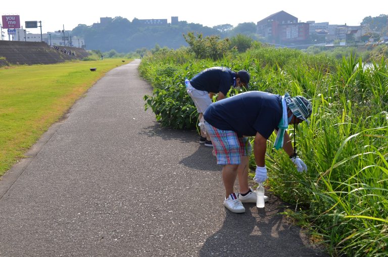 まつり会場の吉井川河川敷を清掃する実行委のメンバー