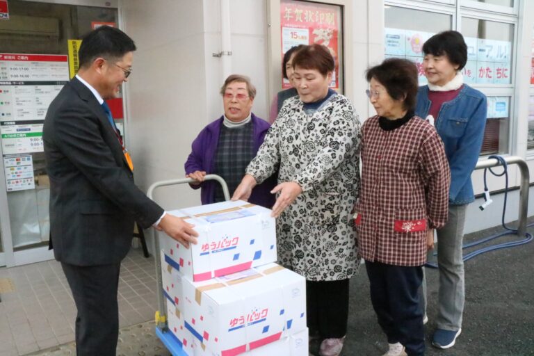 南相馬市へ黒豆煮の発送を依頼する黒豆プロジェクトの女性たち=岡山県勝央町で