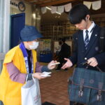 駅利用者に禁煙、受動喫煙の防止を呼びかける愛育委員=岡山県津山市で