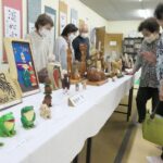 受講生の力作を観賞する来場者
