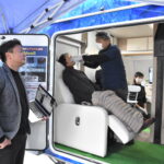 移動医療車両「O‐Gai」で診察を受ける高齢者=岡山県津山市で