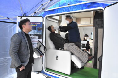 移動医療車両「O‐Gai」で診察を受ける高齢者=岡山県津山市で