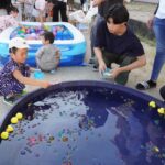 納涼祭を楽しむ子どもたちとボランティアスタッフ=岡山県津山市で