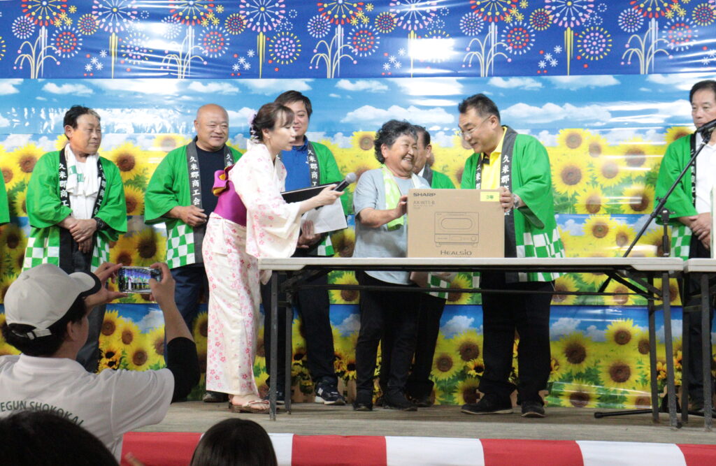 豪華賞品を巡って盛り上がった抽選会