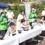 次々にジンギスカンを口に運ぶ小学生たち=岡山県真庭市で