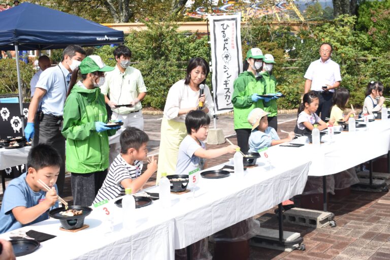 次々にジンギスカンを口に運ぶ小学生たち=岡山県真庭市で