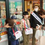 募金に応じる買い物客