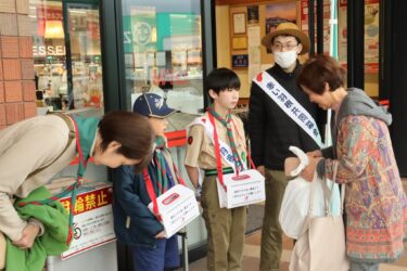 募金に応じる買い物客