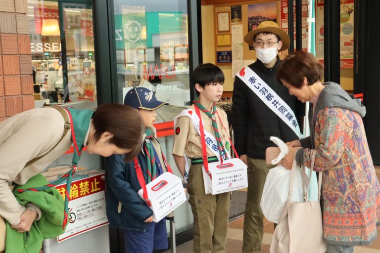 募金に応じる買い物客