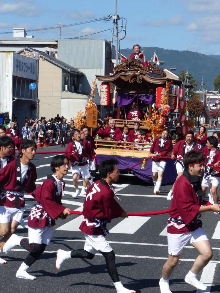 奴通りに力強く入場するだんじり