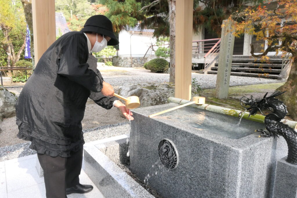 鶴丸の寺紋が入った水盤