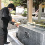 鶴丸の寺紋が入った水盤