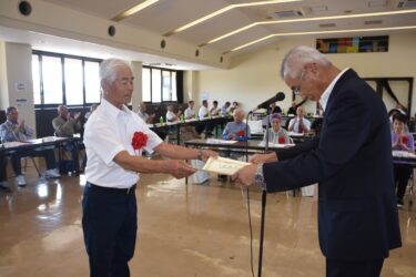 表彰状を受け取る最優秀団体賞の喬松小・地域・こうけん・キッズ隊・坪井悠々クラブ=岡山県津山市で