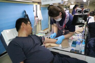 移動採血車で献血に協力する市民