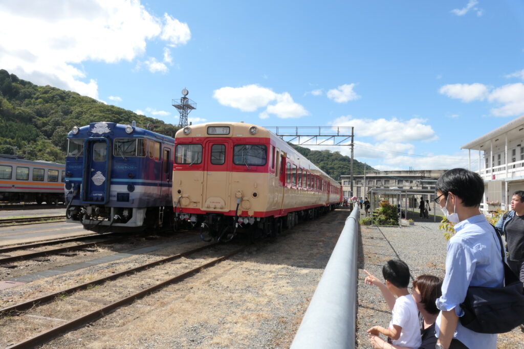 山陰の観光列車「あめつち」を見る親子