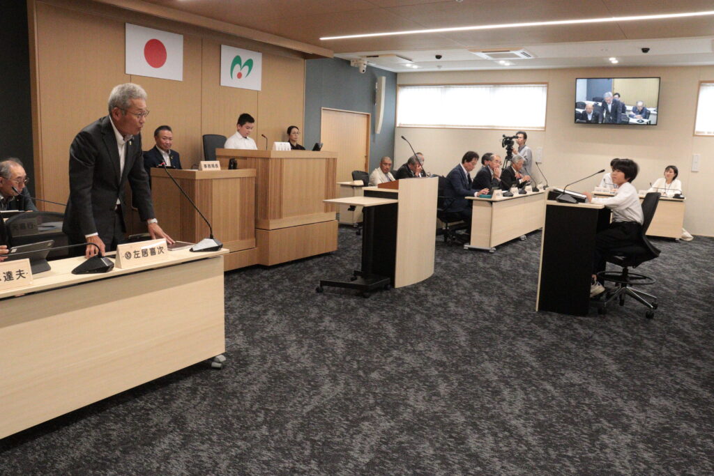 議員の応えを聞く児童