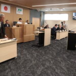 議員の応えを聞く児童