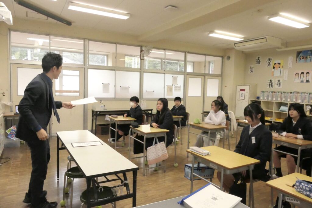 担任の話に耳を傾ける6年生