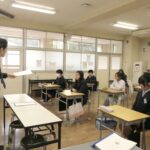 担任の話に耳を傾ける6年生