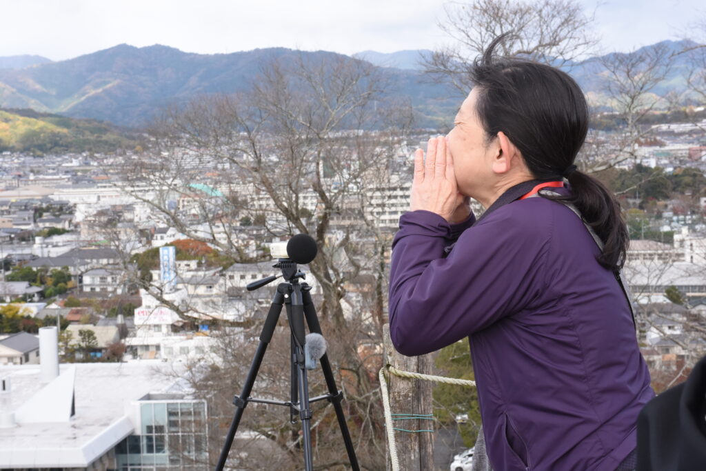 大切な人へ心を込めて叫ぶ「津山の中心で愛を叫ぶ！！！」の参加者＝本丸天守台で