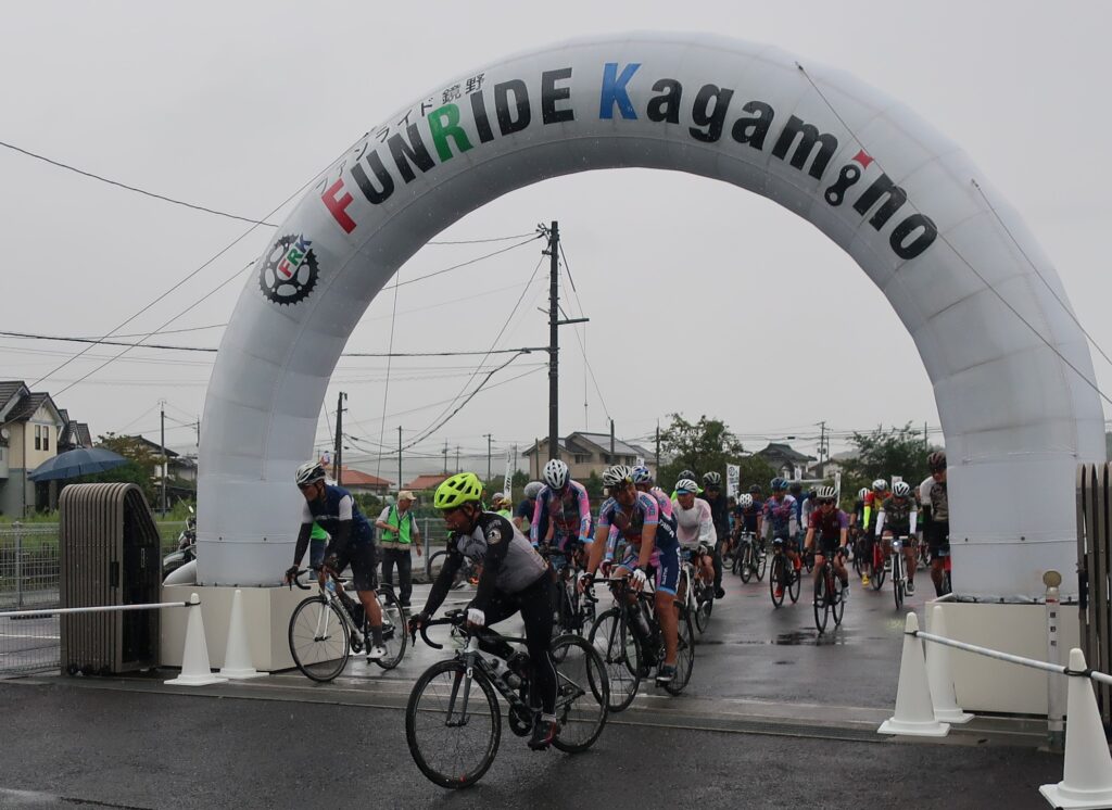 雨にも負けず出発する参加者