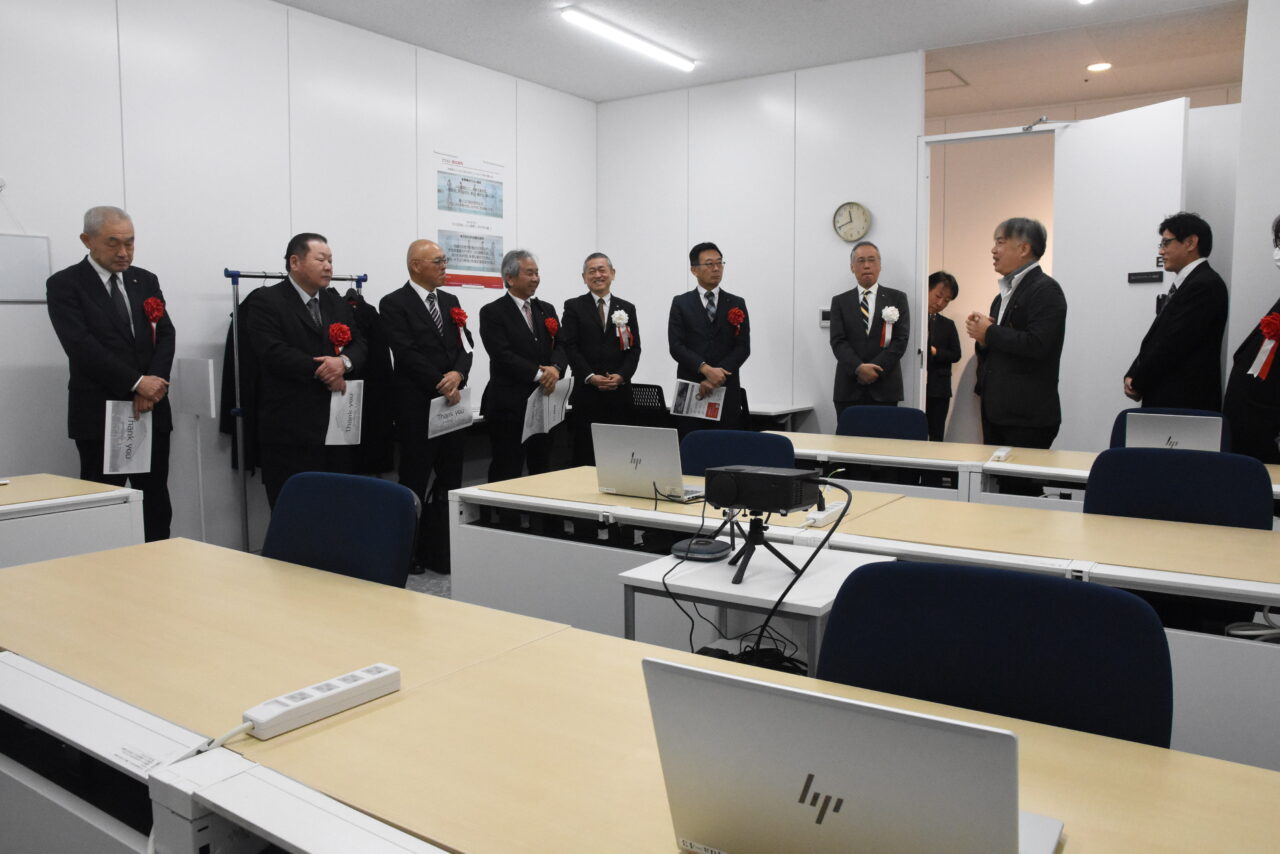 津山リスキリングセンターの新設事務所を見学する関係者=岡山県津山市で
