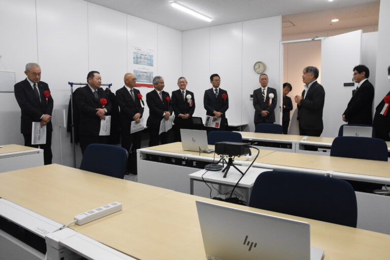 津山リスキリングセンターの新設事務所を見学する関係者=岡山県津山市で