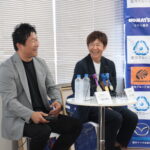 リーダーシップについて語る福元美穂さん（右）＝岡山県津山市で