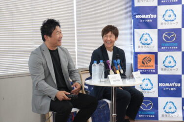 リーダーシップについて語る福元美穂さん（右）＝岡山県津山市で
