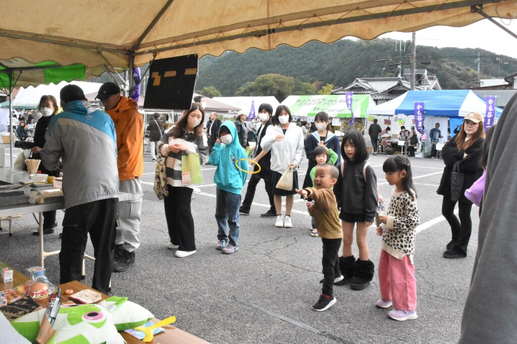 輪投げを楽しむ子どもたち