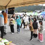 輪投げを楽しむ子どもたち